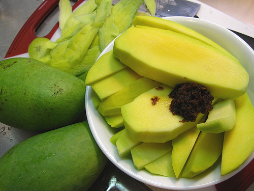 manila street food - green mangoes
